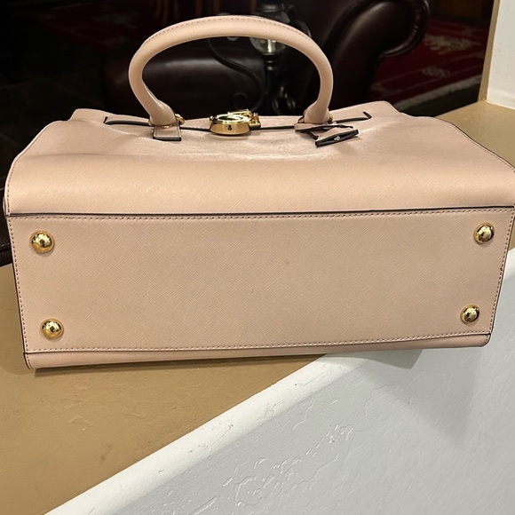 Like brand new without tag’s Michael Kors large leather tote purse - Picture 7 of 16